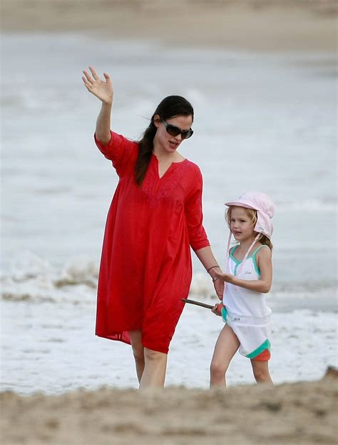 jennifer garner in a bikini|Coastal Queen! Jennifer Garner Was Made for a Bikini: See Her。